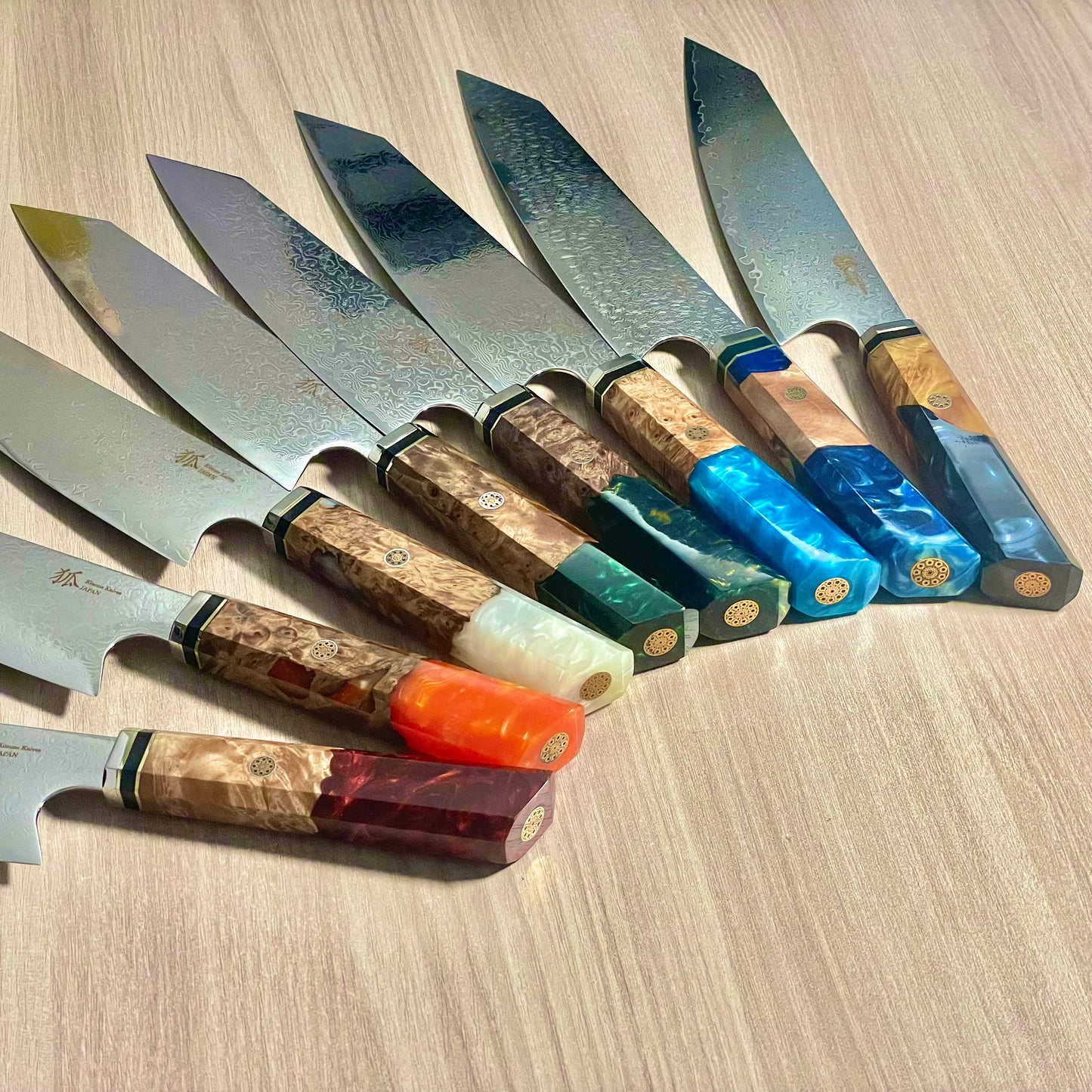 Kiritsuke Santoku con manico multicolore