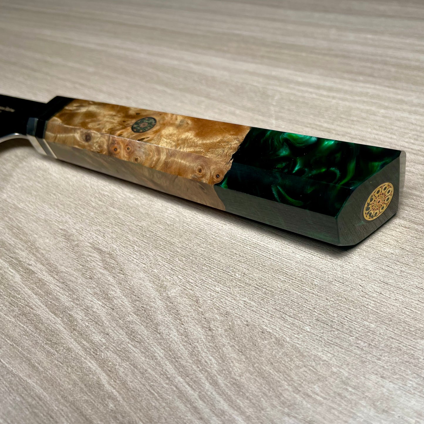 Kiritsuke Santoku con manico multicolore