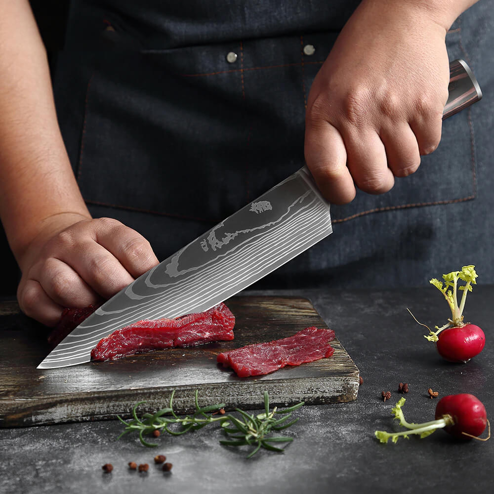 Coltello giapponese Gyuto che taglia della carne