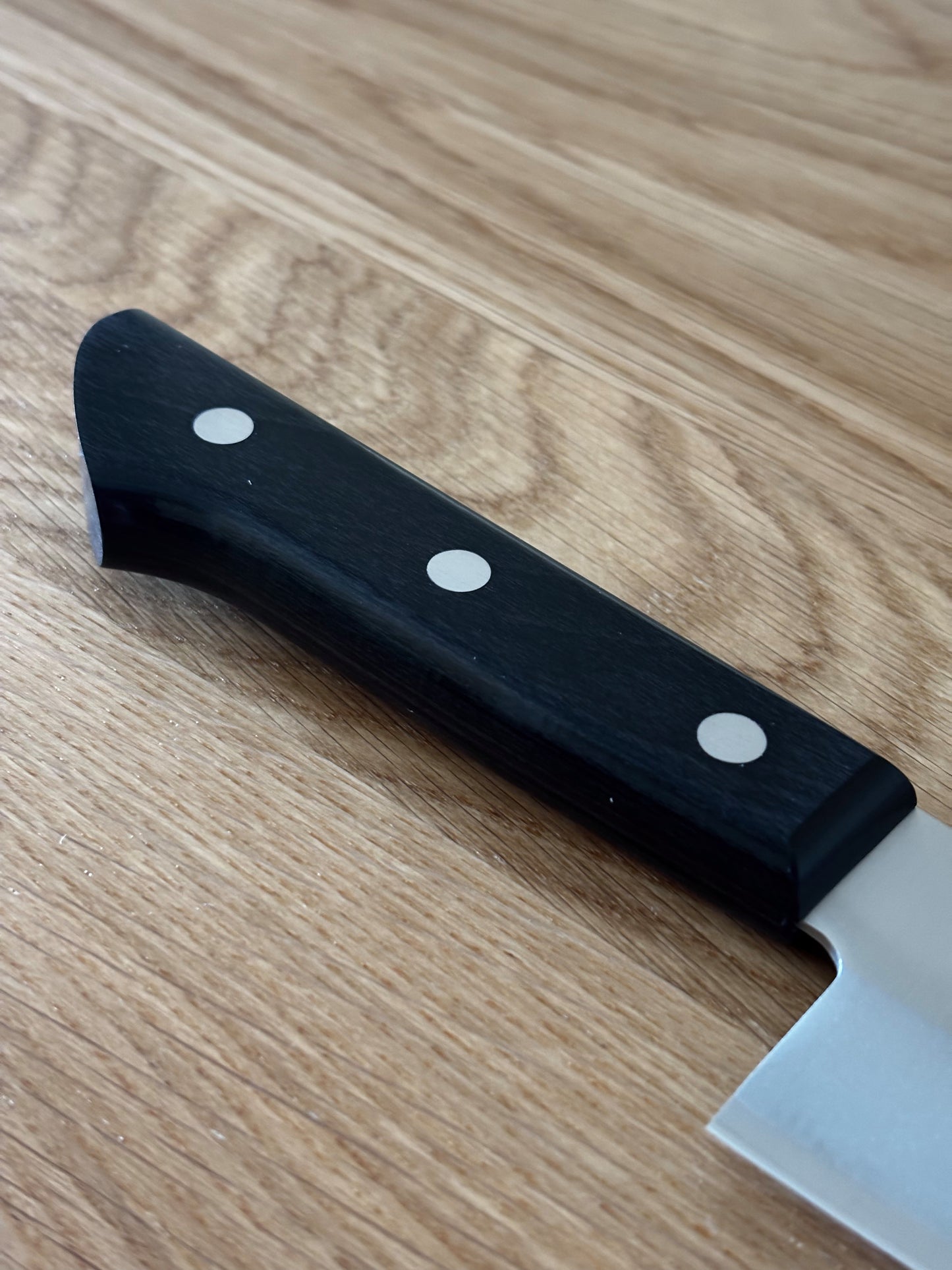 Kitsune “Shiro Muji” | Santoku — Essenziale, preciso, accessibile