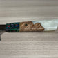 Primo piano del manico in resina colorata del Kiritsuke Santoku