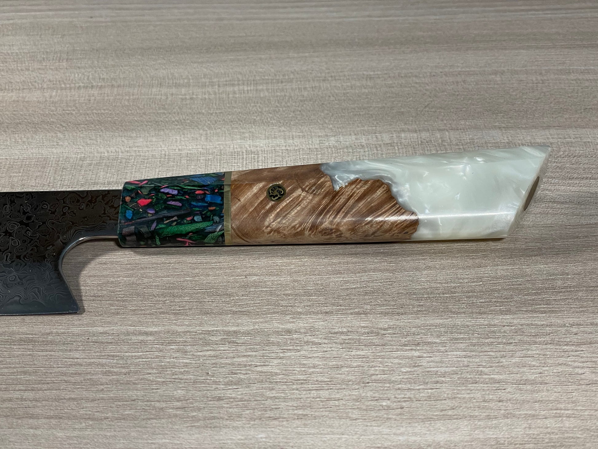 Primo piano del manico in resina colorata del Kiritsuke Santoku