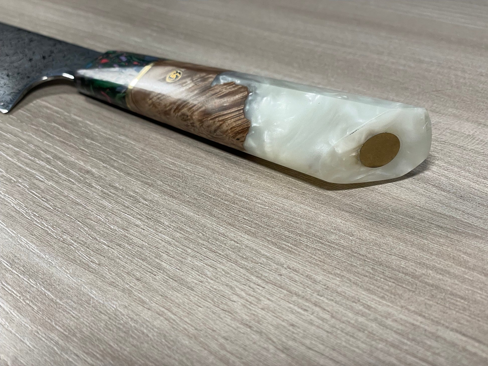 Manico in resina multicolore del Kiritsuke Santoku