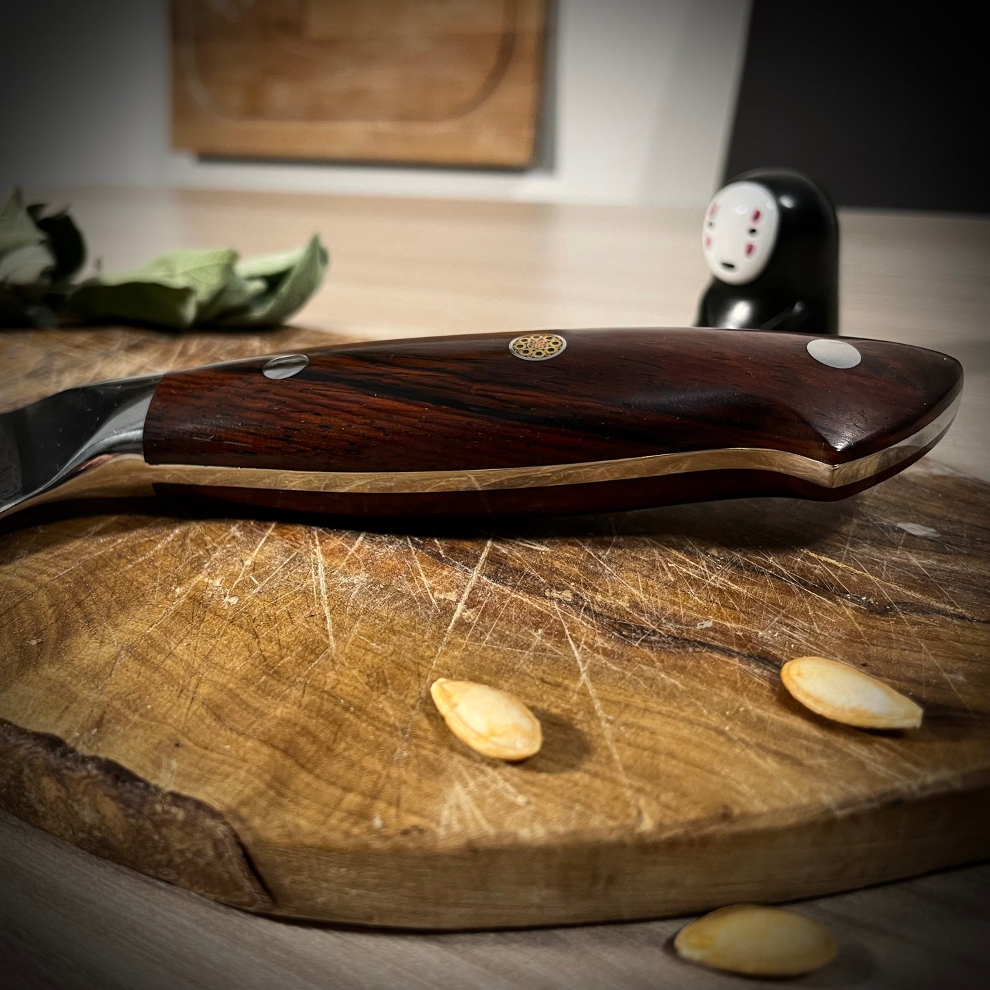 Coltello da chef damascato, dettaglio del manico in legno
