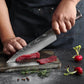Coltello giapponese Gyuto che taglia della carne