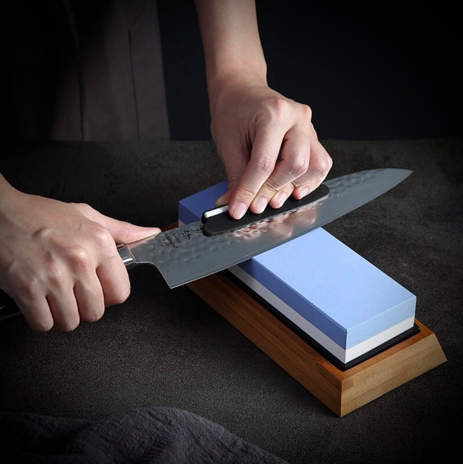 Come si affila un coltello con la pietra manuale