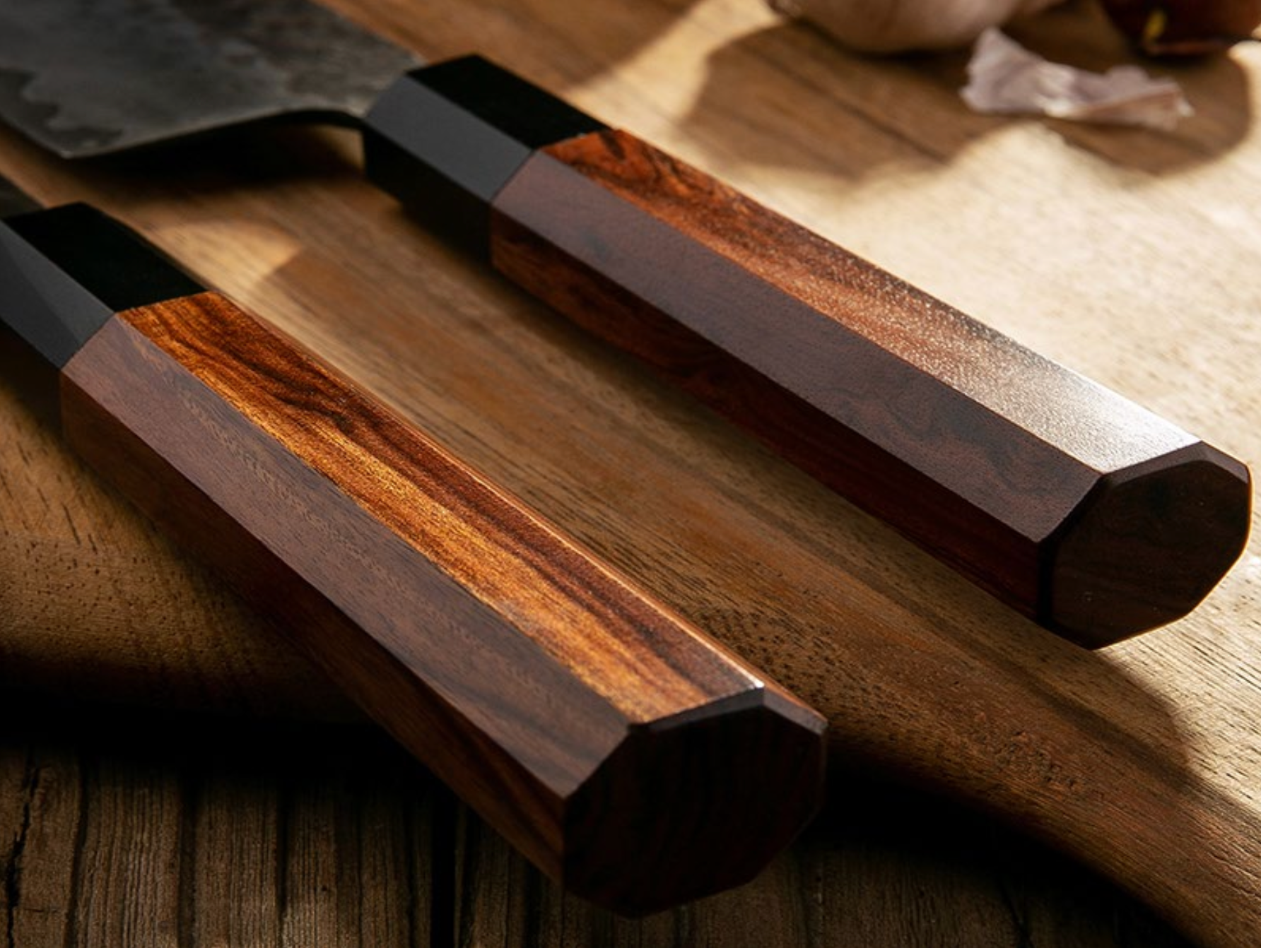 Coltello Nakiri, primo piano del manico ottagonale in legno