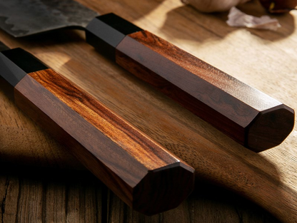 Coltello Nakiri, primo piano del manico ottagonale in legno