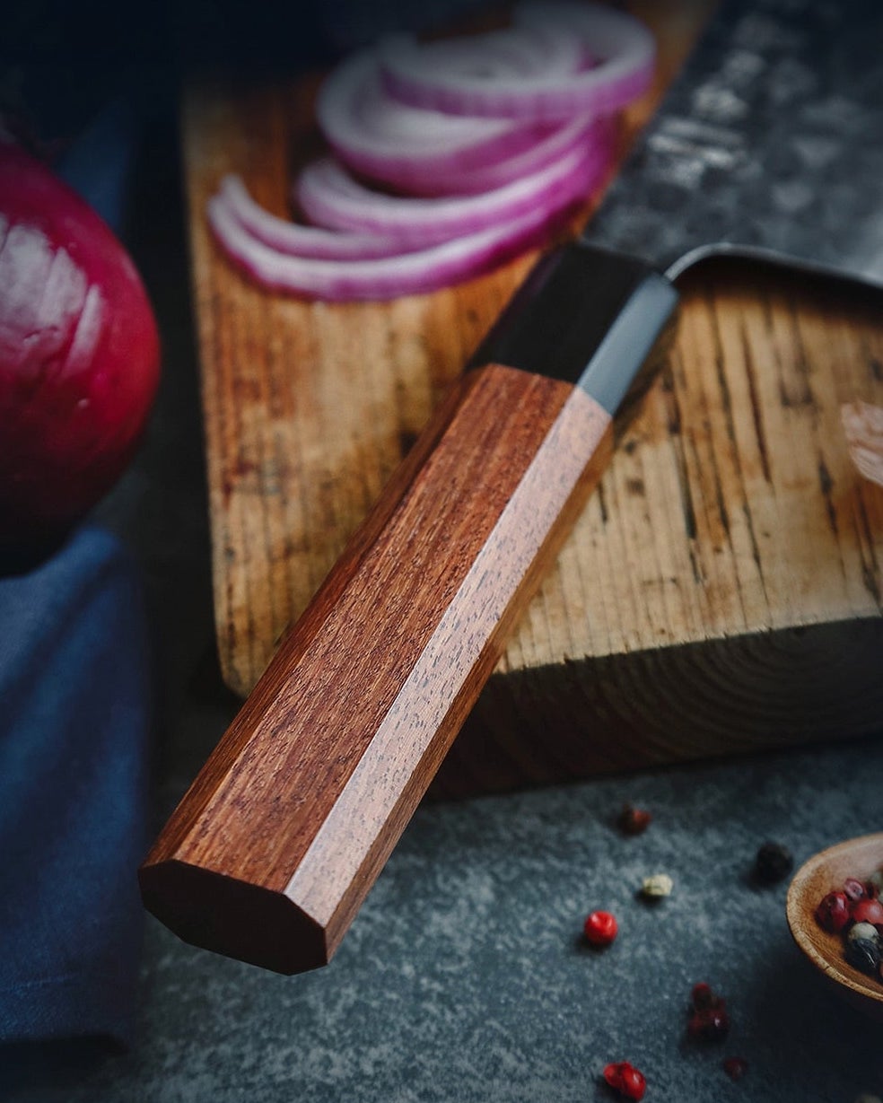 Kiritsuke Santoku in acciaio giapponese, dettaglio del manico